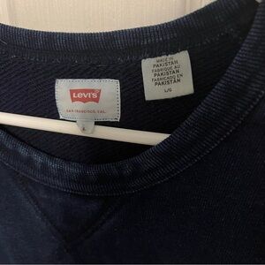 5/$100 Levi’s Navy Crewneck
